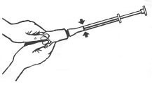 Повільно стиснути тубу, щоб заповнити аплікатор кремом до зупинки поршня у місці червоного кільця, див. стрілки на малюнку нижче.